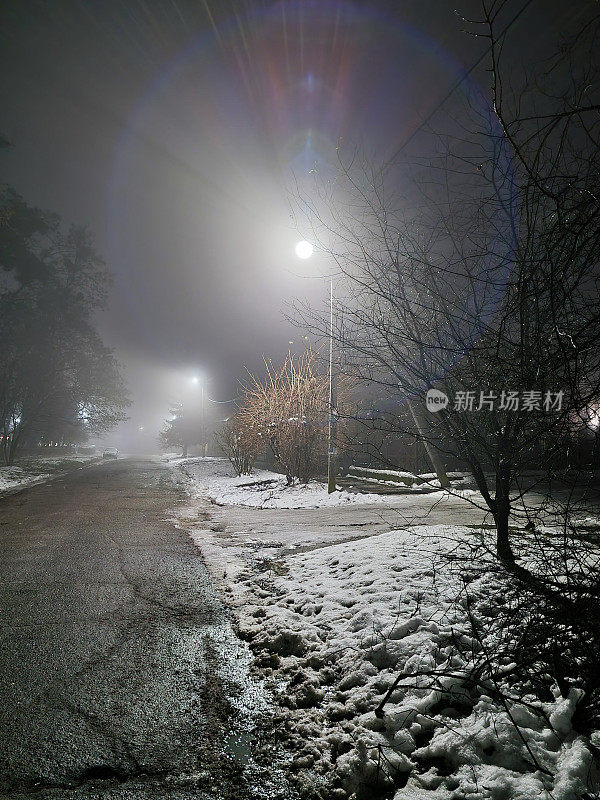 积雪覆盖的住宅道路