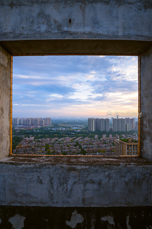 清晨，成都市上空乌云密布