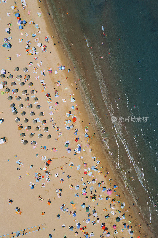 人们在海滩上享受日光浴的鸟瞰图