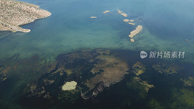 八法湖风光旖旎，湖水质感深沉