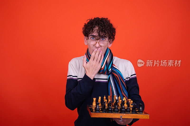 年轻迷人的象棋男。