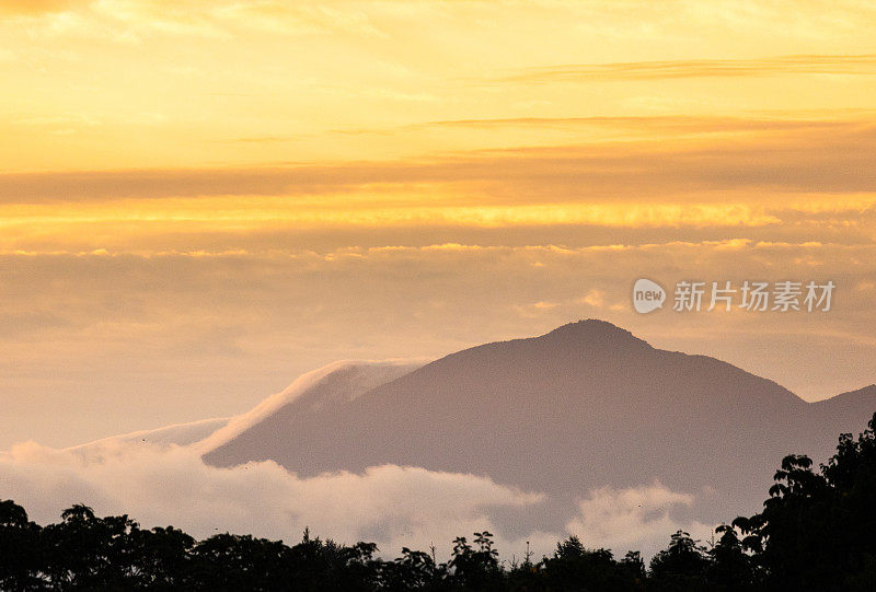 雄壮的日出，金光高悬在云霄和山景之上