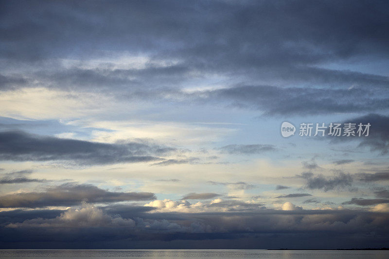 冰岛西海岸的日落云景