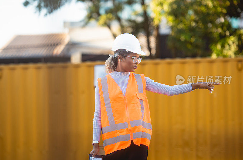 监督建筑工作的女工程师