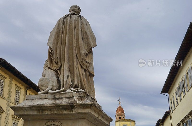 在阿雷佐的圣弗朗西斯科广场，维托里奥·福松布罗尼纪念碑和圣弗洛拉·露西拉的圣母教堂钟楼