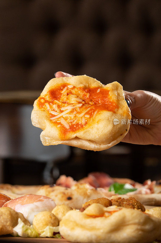 番茄芝士油炸披萨
在酒吧里用女人的手