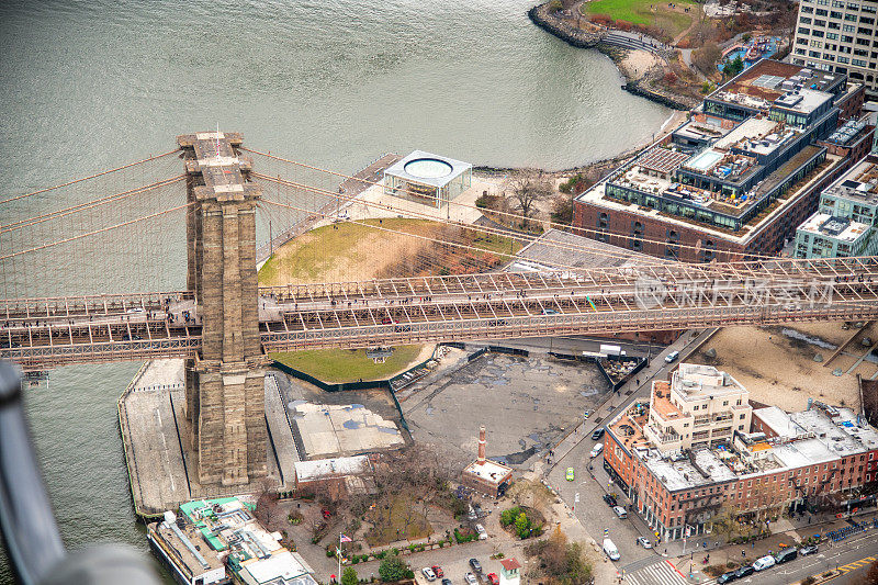 从观光直升机上看到的布鲁克林大桥，美国纽约市