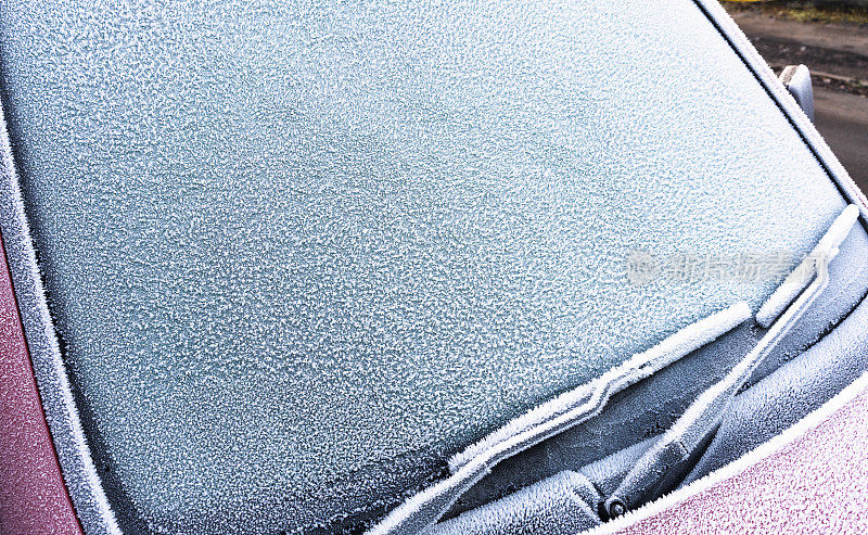 汽车挡风玻璃上结了厚厚的霜