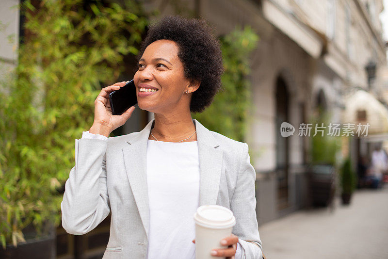 中年妇女在电话上讲话的肖像