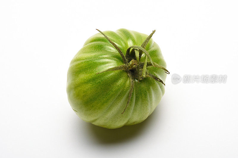 白色背景上的绿番茄