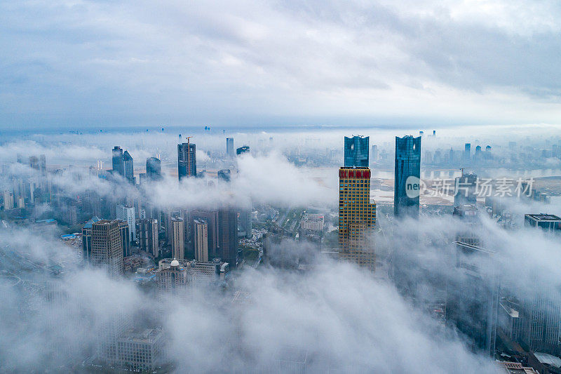 现代城市地标鸟瞰图，平流雾，上海，中国