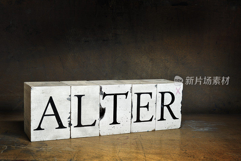 用木制凸版印刷的“ALTER”字样。