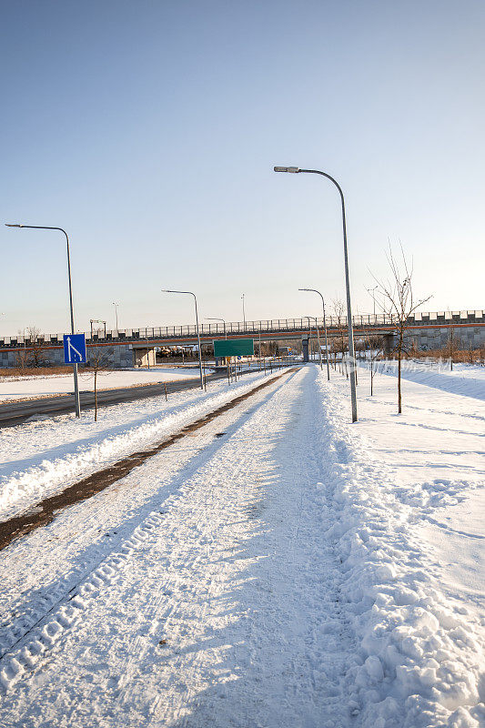 冬天有路标的下雪的街道