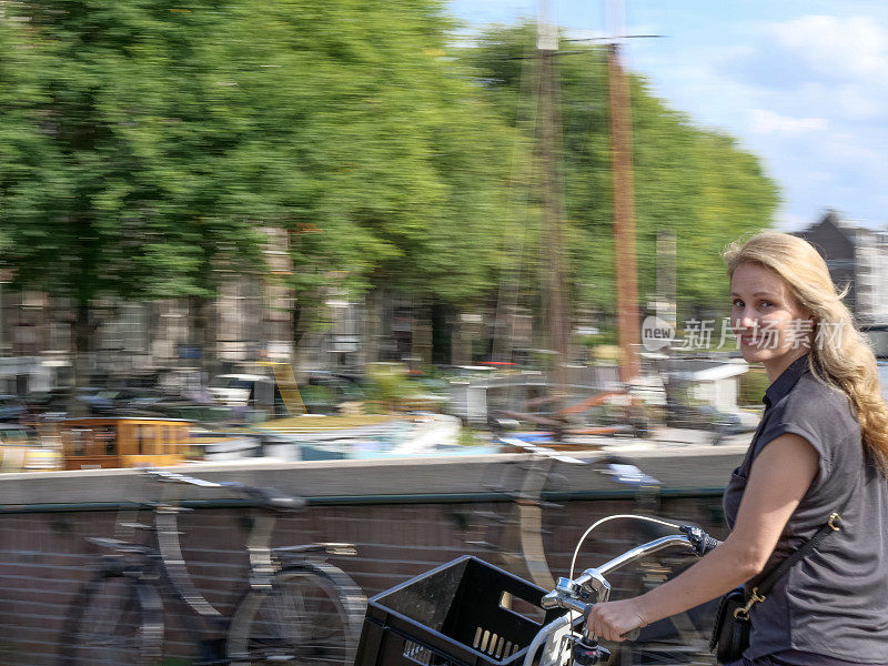 在阿姆斯特丹，一个骑自行车的女人的肖像
