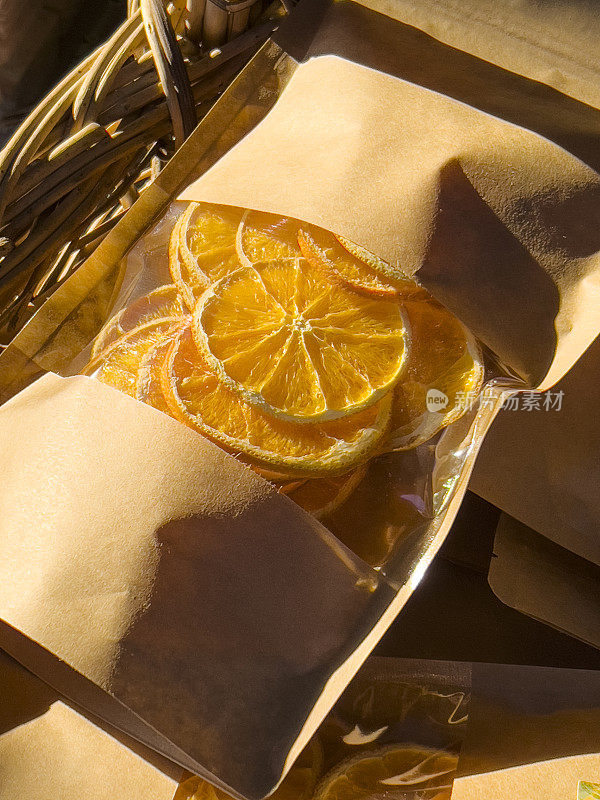 用回收的工艺纸袋装橘子干
