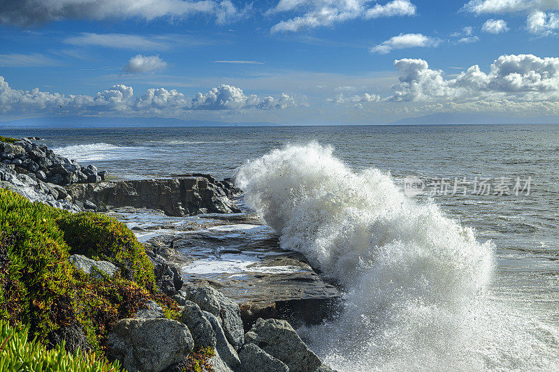 汹涌的海浪冲击着加利福尼亚海岸