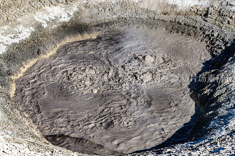沸腾的泥锅，美国西部的地质现象