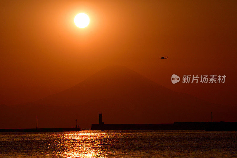 富士山的日落:从神奈川县三浦半岛观看