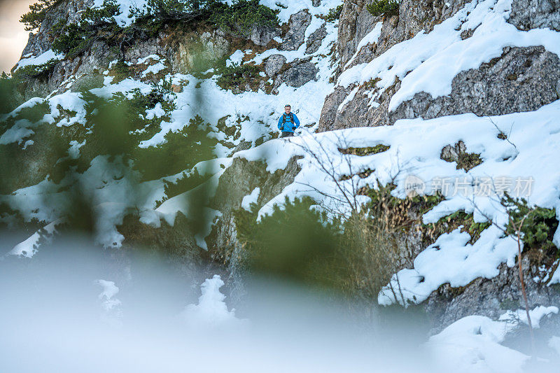 一个人在雪山小路上跑步