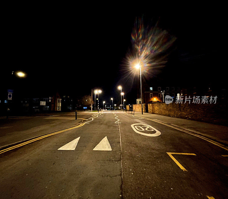 夜晚空旷的道路