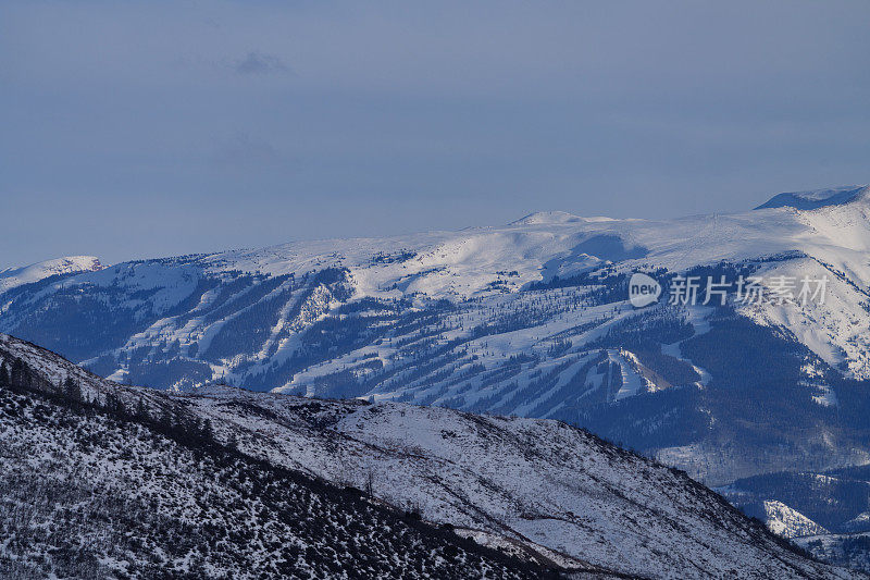 雪堆山与滑雪场视图