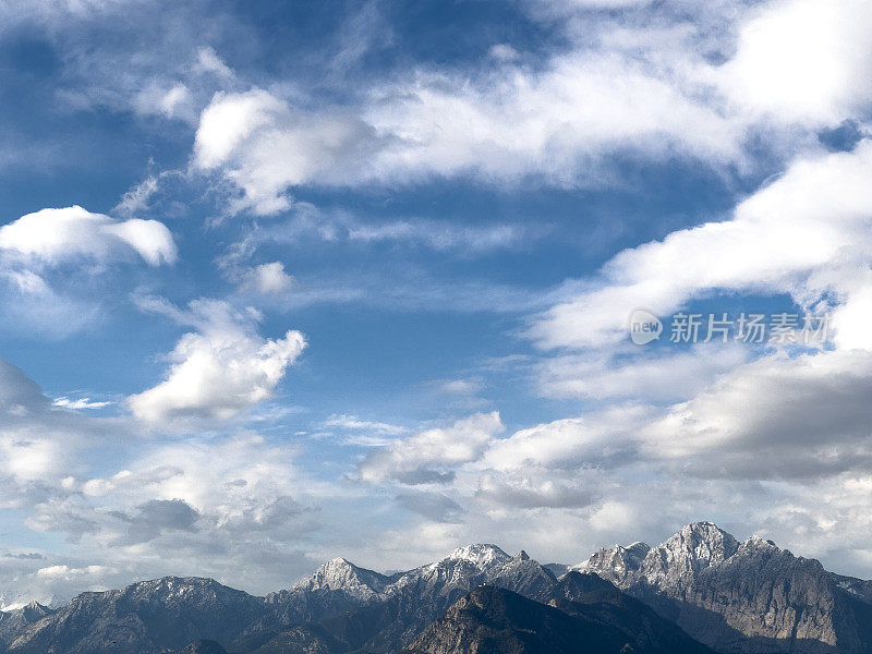 蓝色的天空背景与微小的云