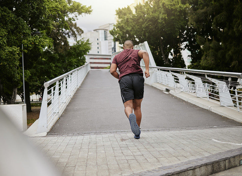 健身，运动或黑人在城市的桥上跑步，街道或道路的健康，有氧训练或锻炼。运动，背影或跑步者在纽约的健康目标，马拉松或比赛项目