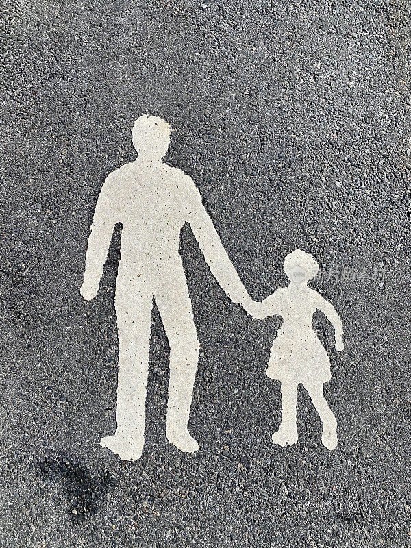 绘制在挪威公共道路上的信息标志，显示父母和孩子在行走，并指示人行道。图像显示油漆状况良好