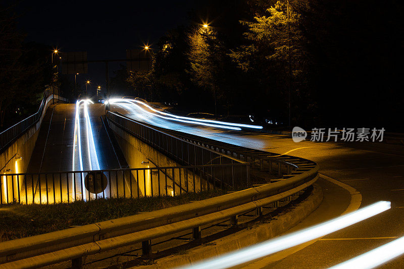 城市和高速公路的灯光。