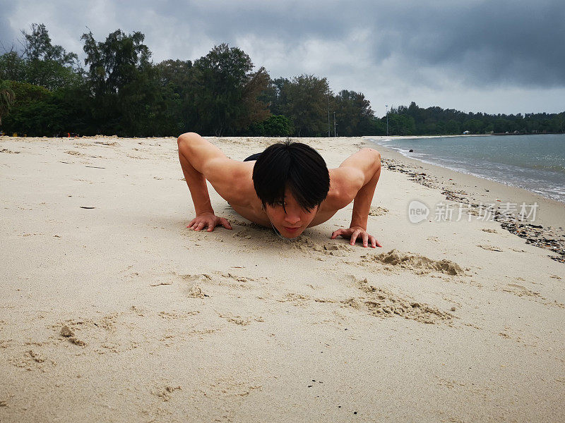 在海滩边锻炼