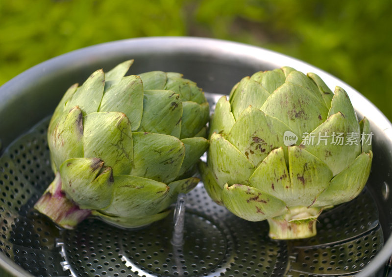 蒸锅煮洋蓟，新鲜食物和春天的青菜