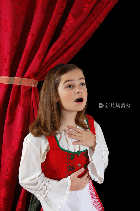 一个小女孩穿着她的服装穿着紧身连衣裙唱歌