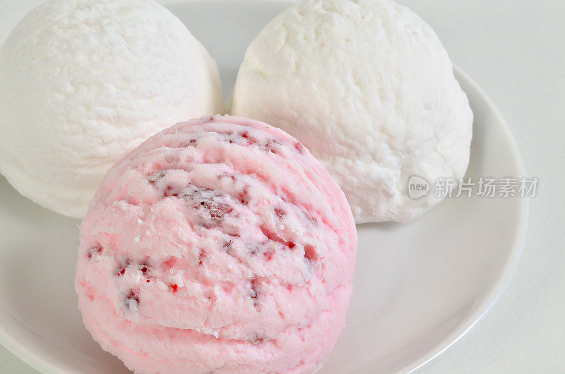香草冰淇淋和草莓冰淇淋