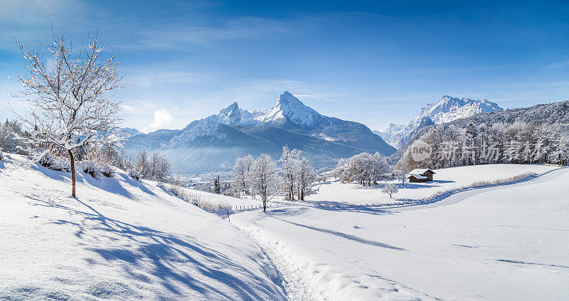 冬季的仙境风景和阿尔卑斯山的徒步旅行路线