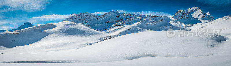 雪白色的冬季高山全景在阿尔卑斯山瑞士