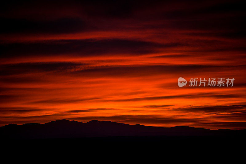 美丽的日落天空和地平线上的云朵