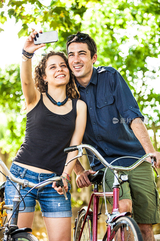 快乐的夫妇与自行车自拍