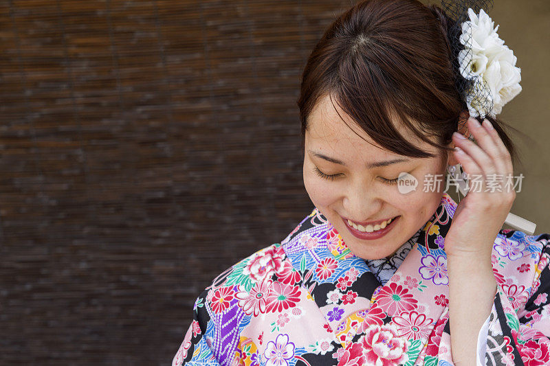 穿着传统和服的日本女孩在日本京都