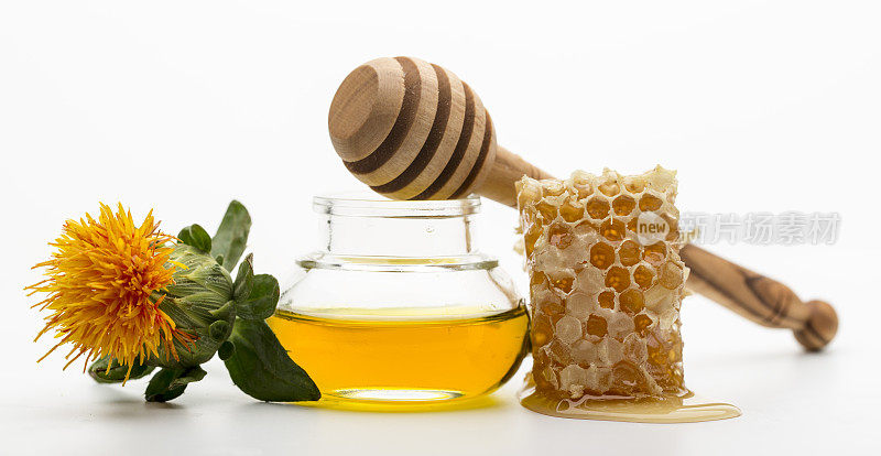 新鲜的蜂蜜在一个罐子和蜂蜜勺