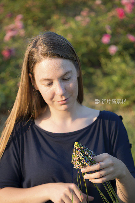 年轻女子制作薰衣草花束斯洛文尼亚