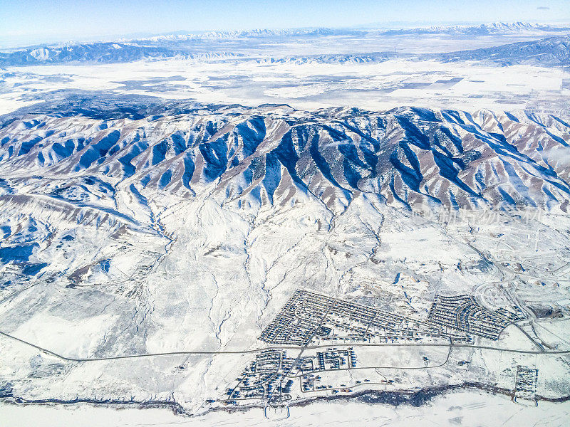 鸟瞰图盐湖城下的雪