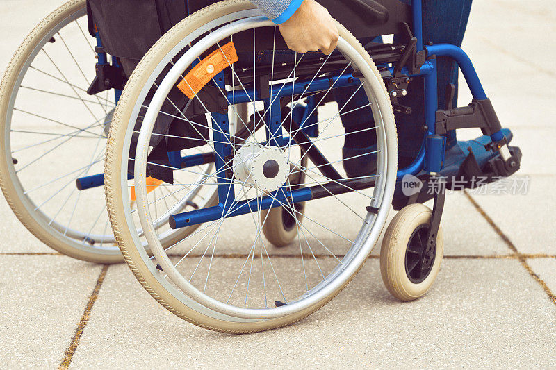 户外照片中的残疾人在轮椅上