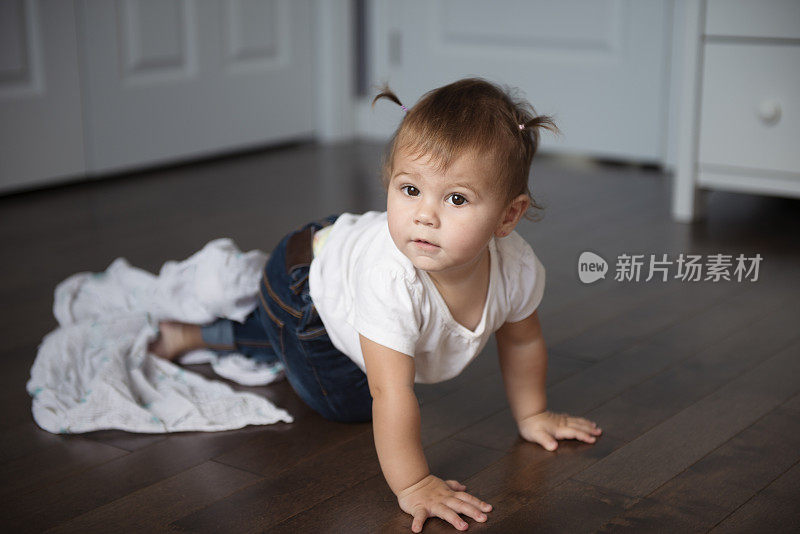 小女孩在用手的帮助下走路