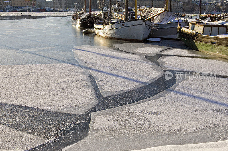 斯德哥尔摩尼布罗维肯岛正在融化的冰