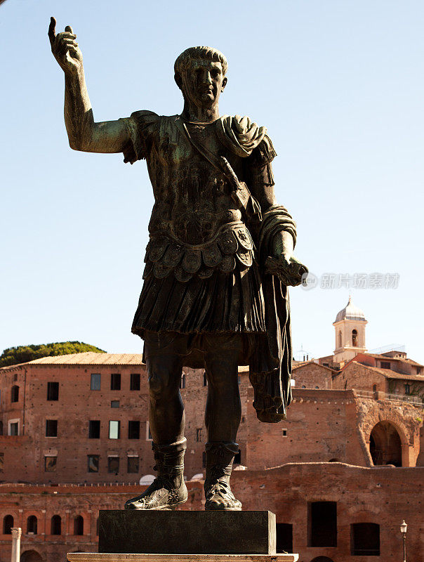 意大利罗马图拉真皇帝铜像背光照明