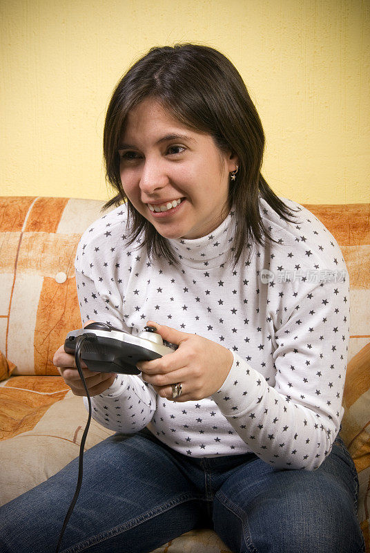 少女在玩电子游戏