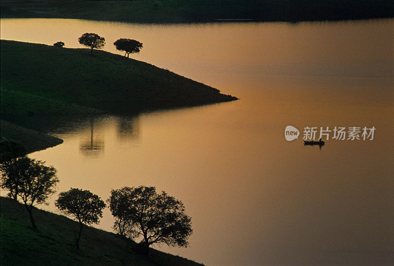 日落时的湖景