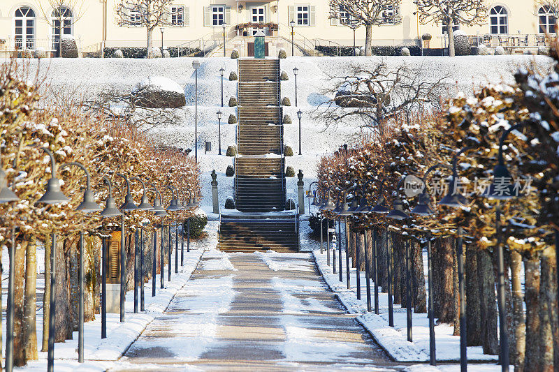 楼梯和公园别墅步道在冬季冰雪德国