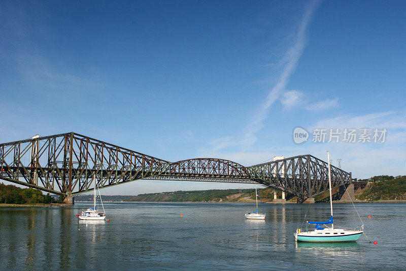 三艘休闲帆船靠近魁北克市的旧桥