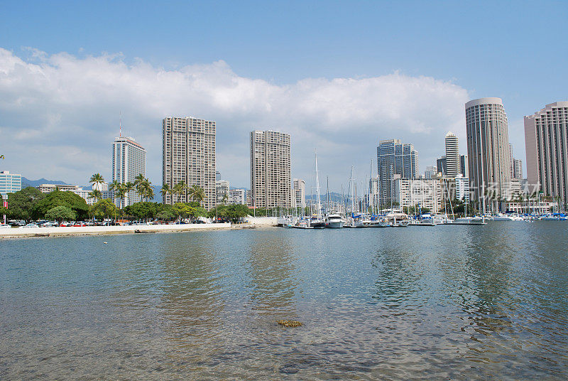 檀香山市中心从阿拉莫阿纳海滩公园观看。